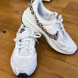 WOMEN'S NIKE WAFFLE DEBUT SNEAKERS- 9